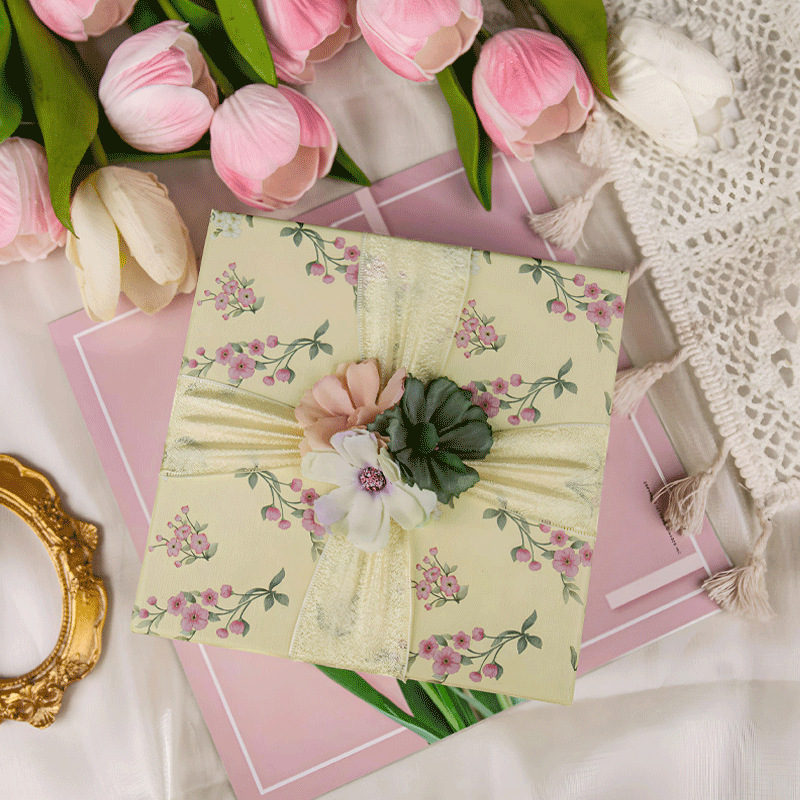 Nueva caja de regalo de flores caja de regalo de mano de alta gama pequeña bolsa de cosméticos de lápiz labial cuadrado fresco fabricante de cajas al por mayor