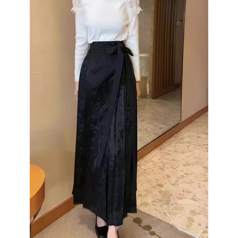 黒の新しい中国式のレトロなプリントの馬のスカートの女性の2025春の新型の高い腰はやせているファッションの百合の半身のスカートを現します。|undefined