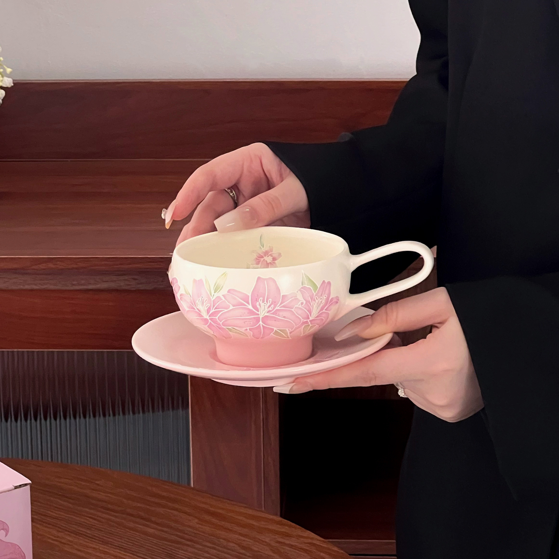 Taza de cerámica de Shangn taza de café lirio relieve damas domésticas taza de agua de gran capacidad taza de café pistil