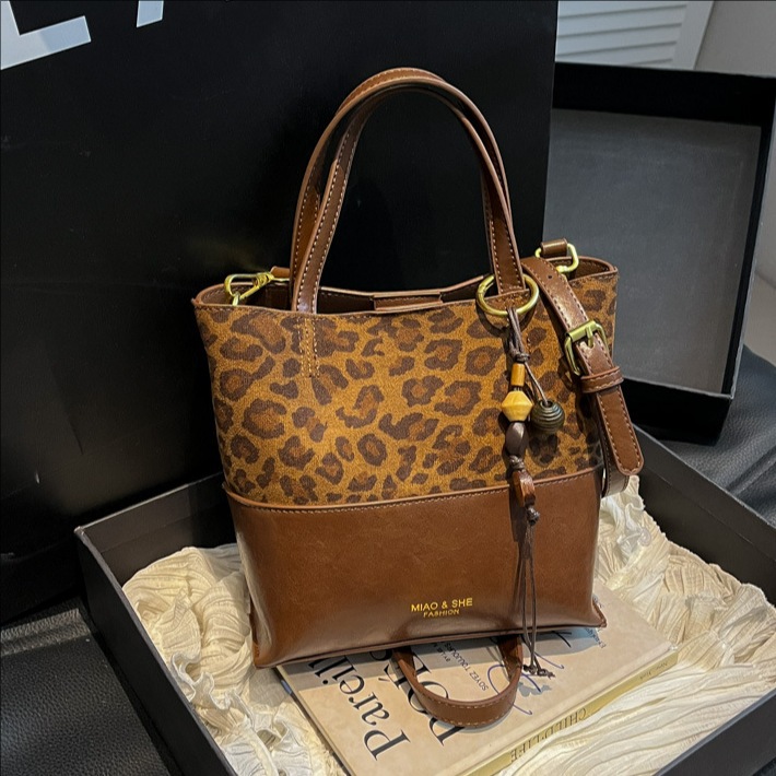 Bolsa de color retro de estilo extranjero para mujeres otoño y invierno 2025, nuevo tipo de bolso de hombro de viaje, bolso de cubo de mano de alta calidad