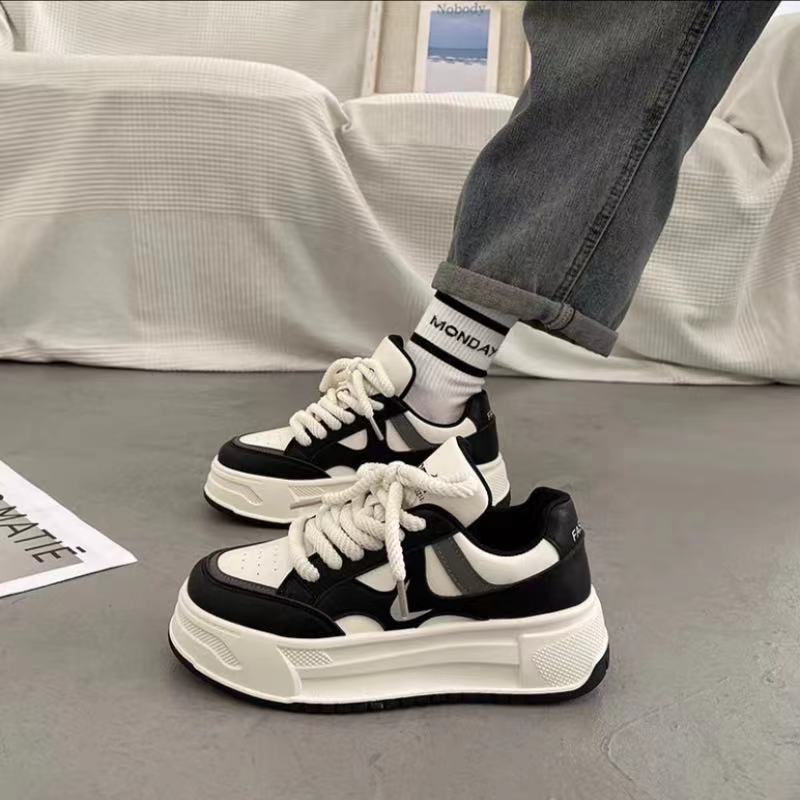 Pequeños zapatos blancos para mujeres 2024 nuevos zapatos deportivos casuales de soleas gruesas de otoño que coinciden con el nicho de los zapatos de entrenamiento de moda