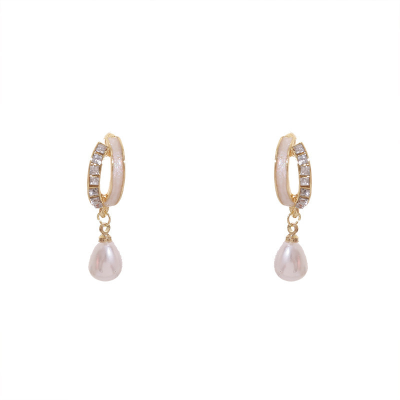 2025 nuevo estilo coreano de moda, lujo ligero, pendientes de perlas de concha, temperamento de moda femenina, pendientes de celebridades de Internet, todo fósforo