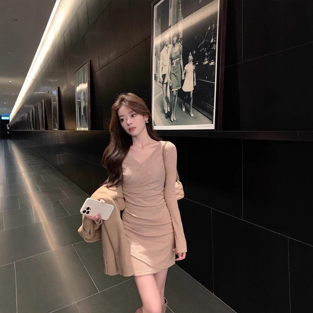 가을과 겨울 오트밀 색상 뜨거운 소녀 순수한 기모 V-넥 원피스 짧은 웨이스트 힙 스커트 불규칙한 슬림 치마를 원합니다