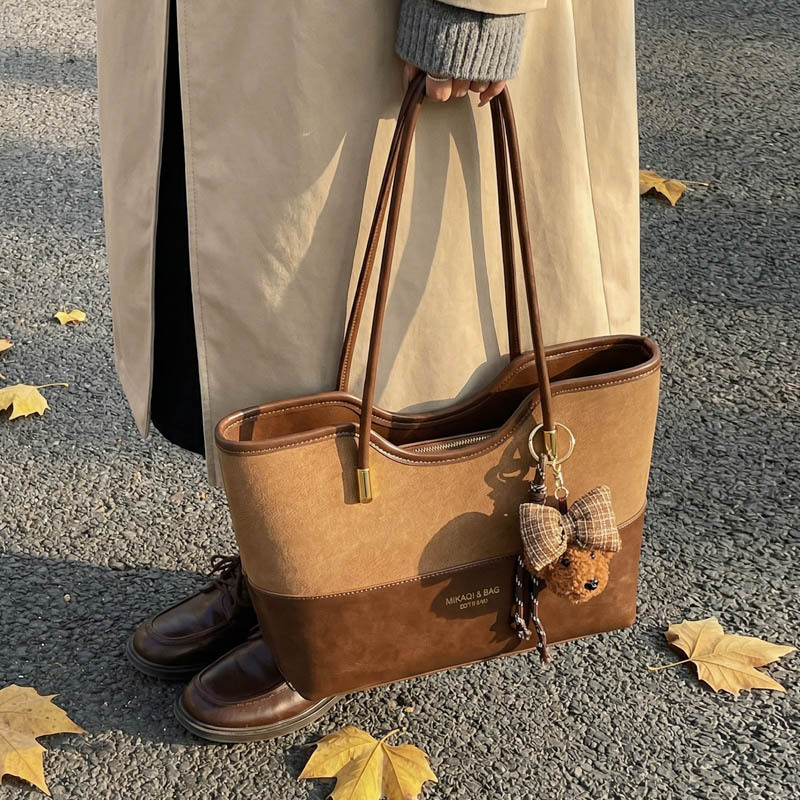 Capacious shoulder bag