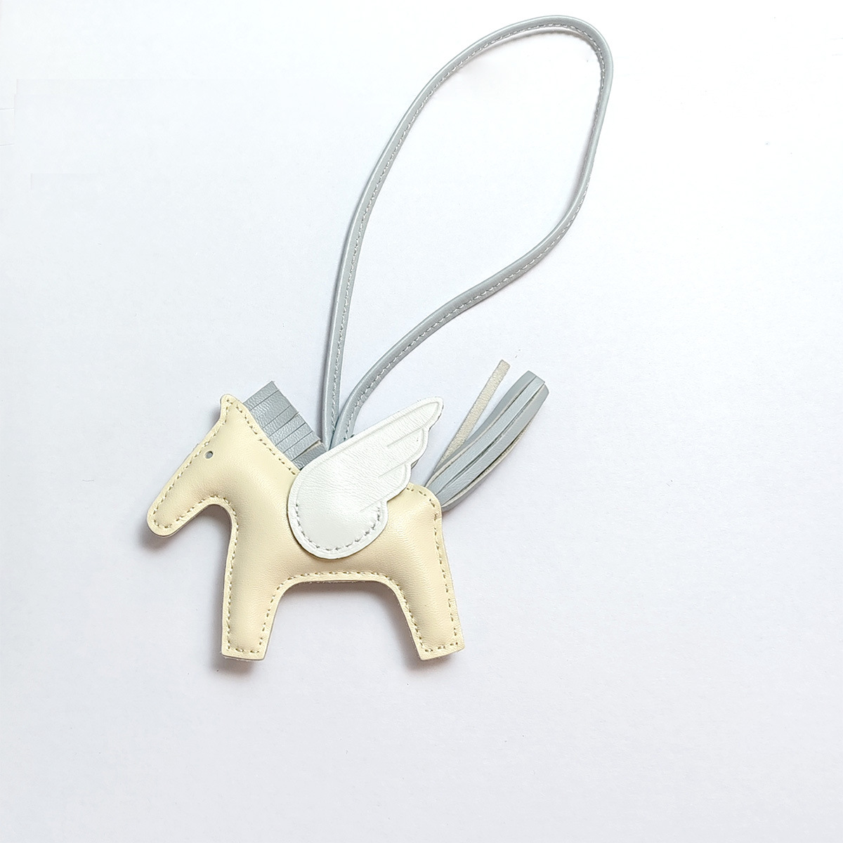 Cute Angel Little Pegasus Colgante Pit Edition H Home Colgante de bolso de caballo cosido a mano Colgante de cuero de oveja Llavero Colgante