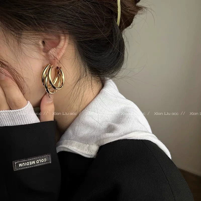 Metal earrings, simple and elegant design, bright catchy style