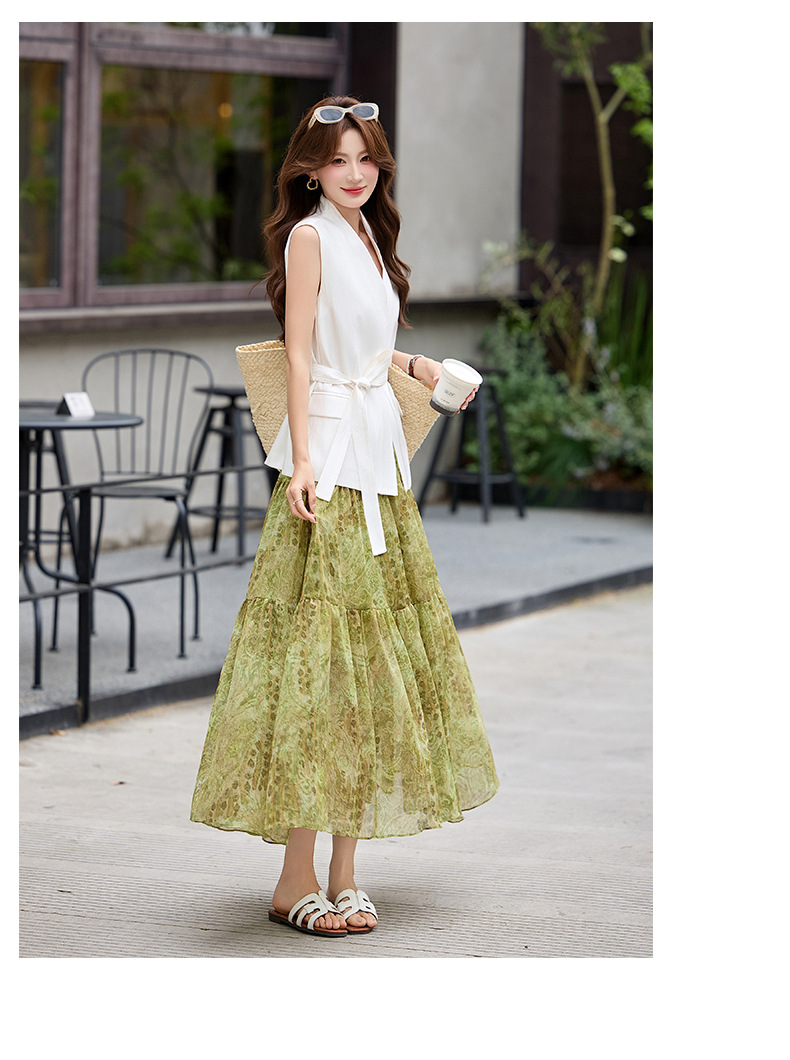 Bộ váy hai mảnh gồm áo vest không tay cổ V và chân váy midi họa tiết hoa, phong cách kỳ nghỉ — màu trắng, màu kaki, màu cà phê chi tiết 11