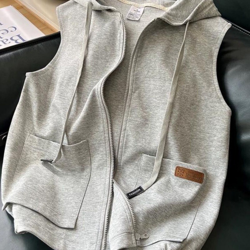 Early Spring New Sleeveless Sweater Hooded Coat Women's Niche Design Sense College Style Horse Clip Top Cardigan Outer Wear Early Spring New Sleeveless Sweater Hooded Coat Women's Niche Design Sense College Style Horse Clip Top Cardigan Outer Wear