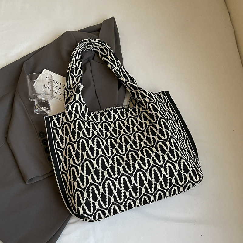 Knitted bags are fashionable and versatile. Knitted tote handbags are new large-capacity shopping bags for women. Single-shoulder bags are new for office workers undefined