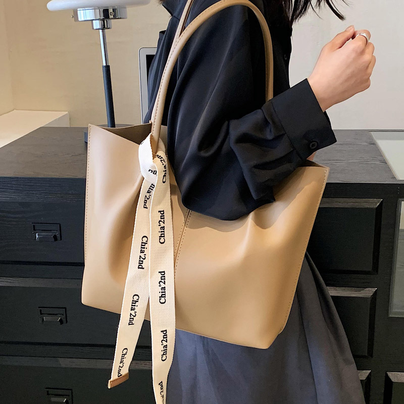 Fashionable Commuter Large Capacity 2023 New Women's High end and Western Style Versatile Shoulder Popular Tote Bag_voghion.com