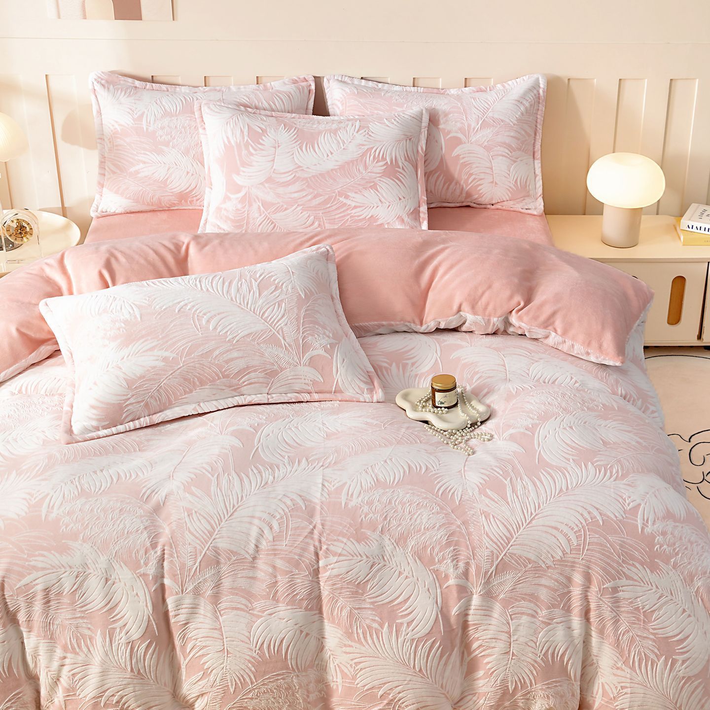 Cama de invierno con cuatro piezas de seda de leche tallado con brida gruesa sábanas de coral cubierta de seda de tres piezas