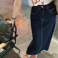 紺色のデニムの半身のスカートの女性の春秋2025年の新型のハイウエストの包みの尻はやせています。