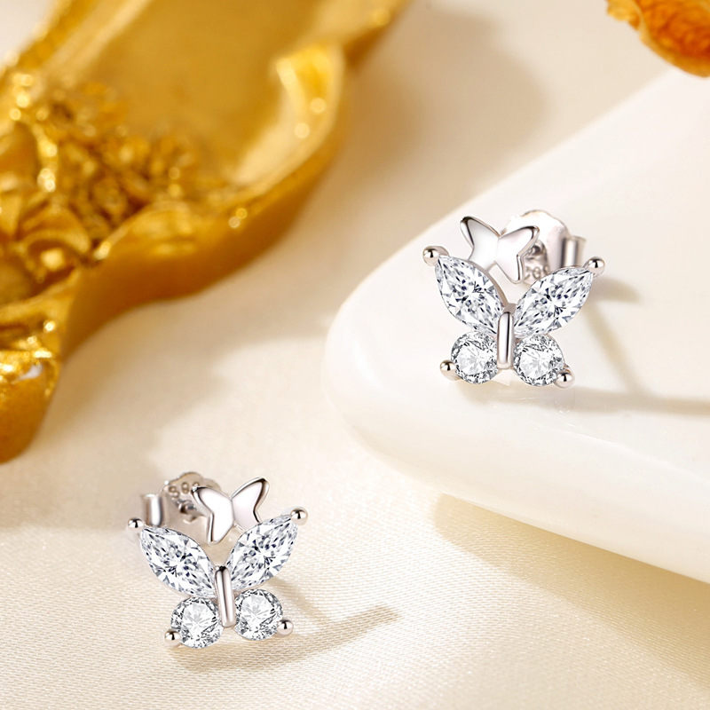 Los nuevos y elegantes pendientes de mariposa doble de diamantes flash plateados S925 lindos y dulces, pequeños y exquisitos pendientes de primavera y verano todos los días todo-fósforo