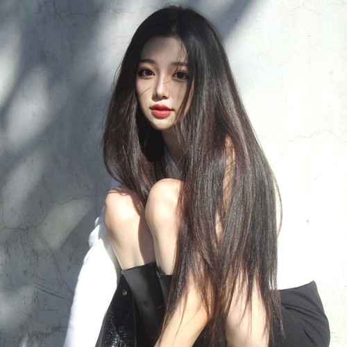 Xiaohongshu's same European and American wig for women with long hair, middle-parted bangs, simulated silk black long straight headband, large quantity