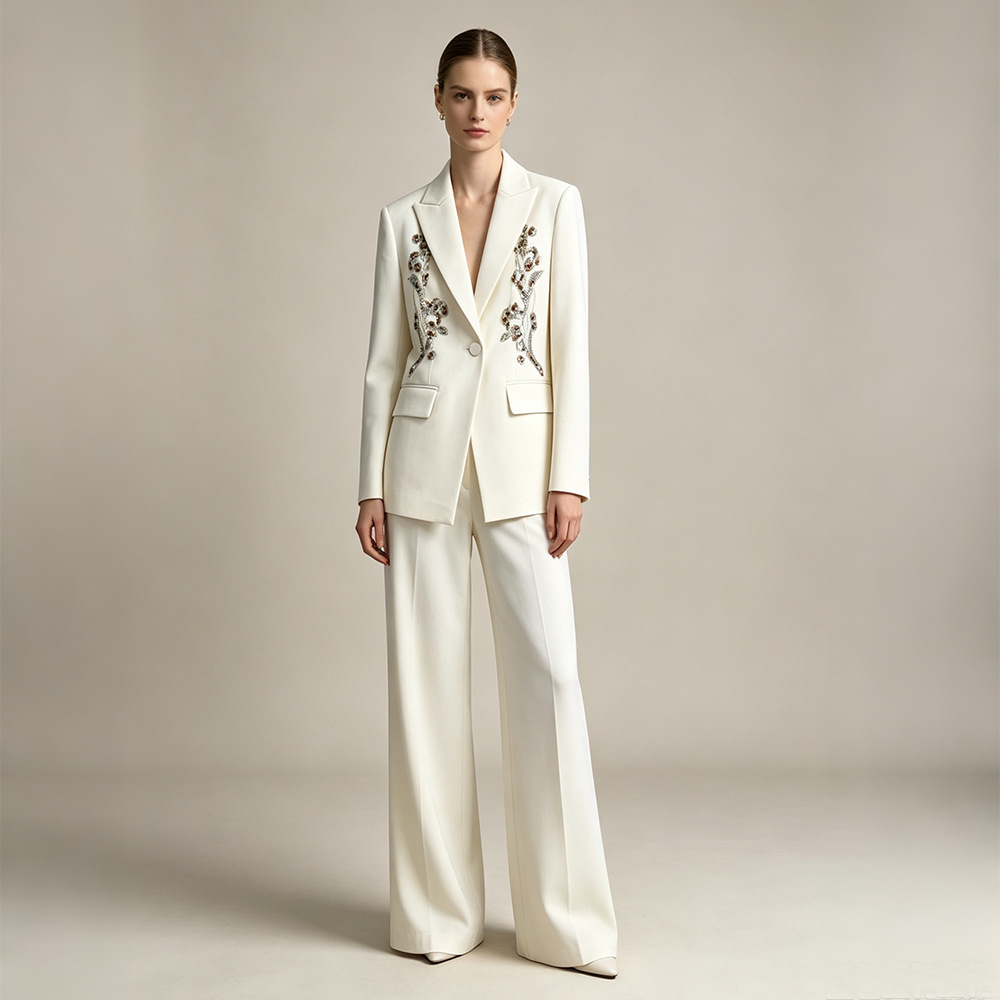 Qadın iki hissəli kostyum: sequinli blazer və şalvar