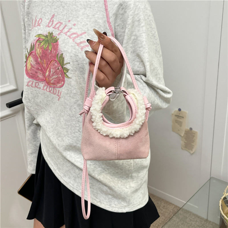 Otoño y invierno red bolso de peluche rojo para niños bolso mini bebé de color sólido 2025 nuevo tipo de niña mochila de hombro