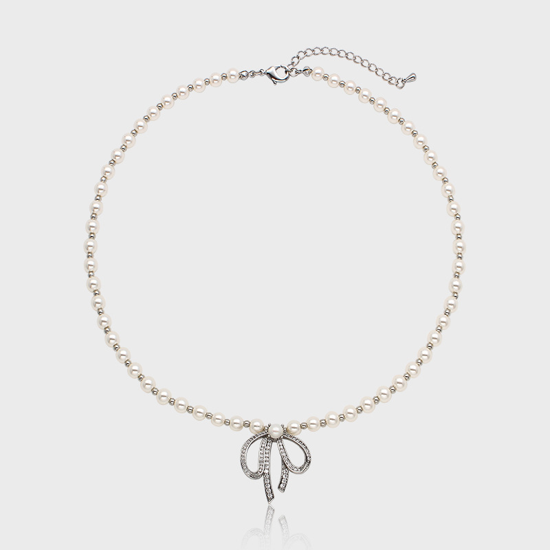 Sophisticated necklace with bow from pearl