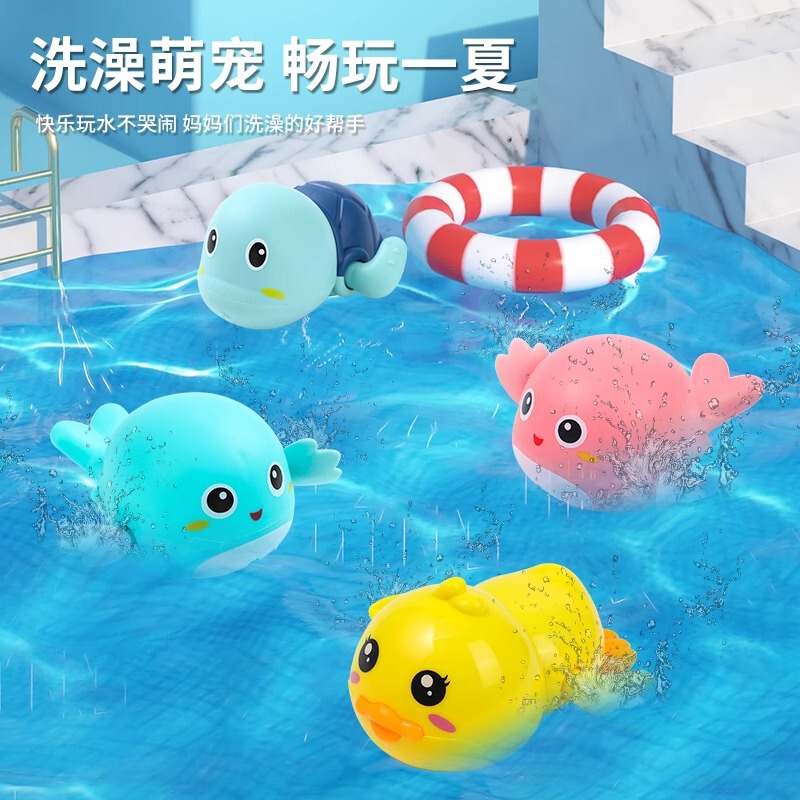赤ちゃんのお風呂のおもちゃのアヒルの子供は水遊びをします。|undefined