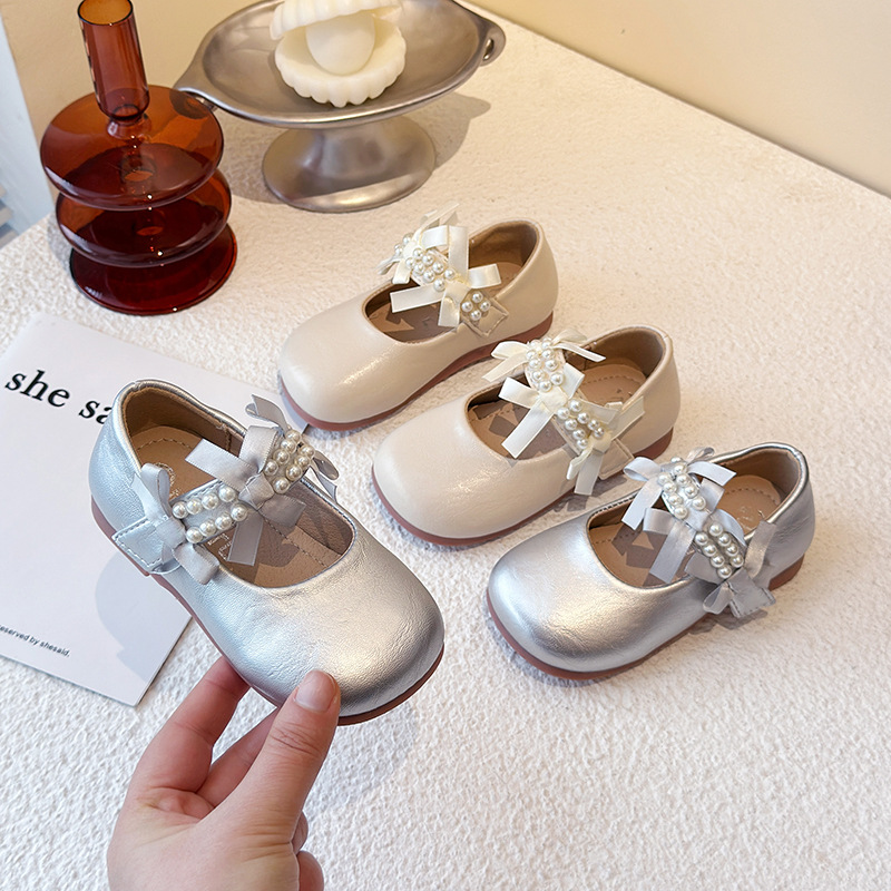 Zapatos de cuero para niñas 2025 nuevos zapatos de princesa con lazo de perlas para niños zapatos individuales de rendimiento para niñas zapatos Mary Jane de suela suave image 4