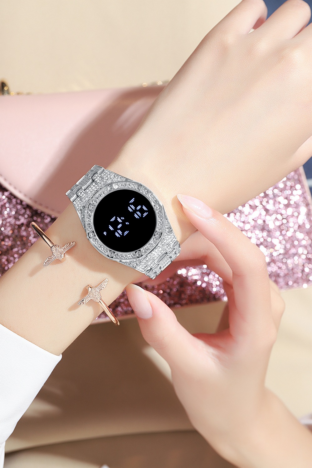 2024 Neue Luxus-Diamantarmband-Legierungsstahlband LED-Anzeige Touchscreen Damenuhr_voghion.com