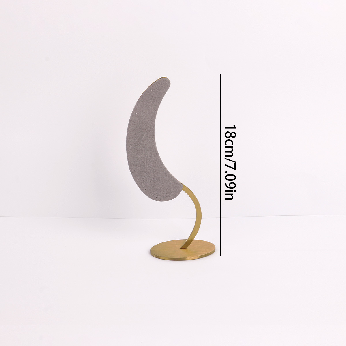 �������չʾ�ܶ��������������ɼܳ��м���Ʒ�ڼ��鱦չʾ����