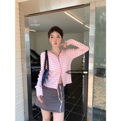 ピンクの短いセーターのストライプの底のシャツと帽子の長袖のカーディガンのコートの婦人服の秋のカジュアルなニットの上着