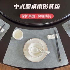 牛革の革の扇形の食事はホテルのレストランのトランクの食器を敷きます。