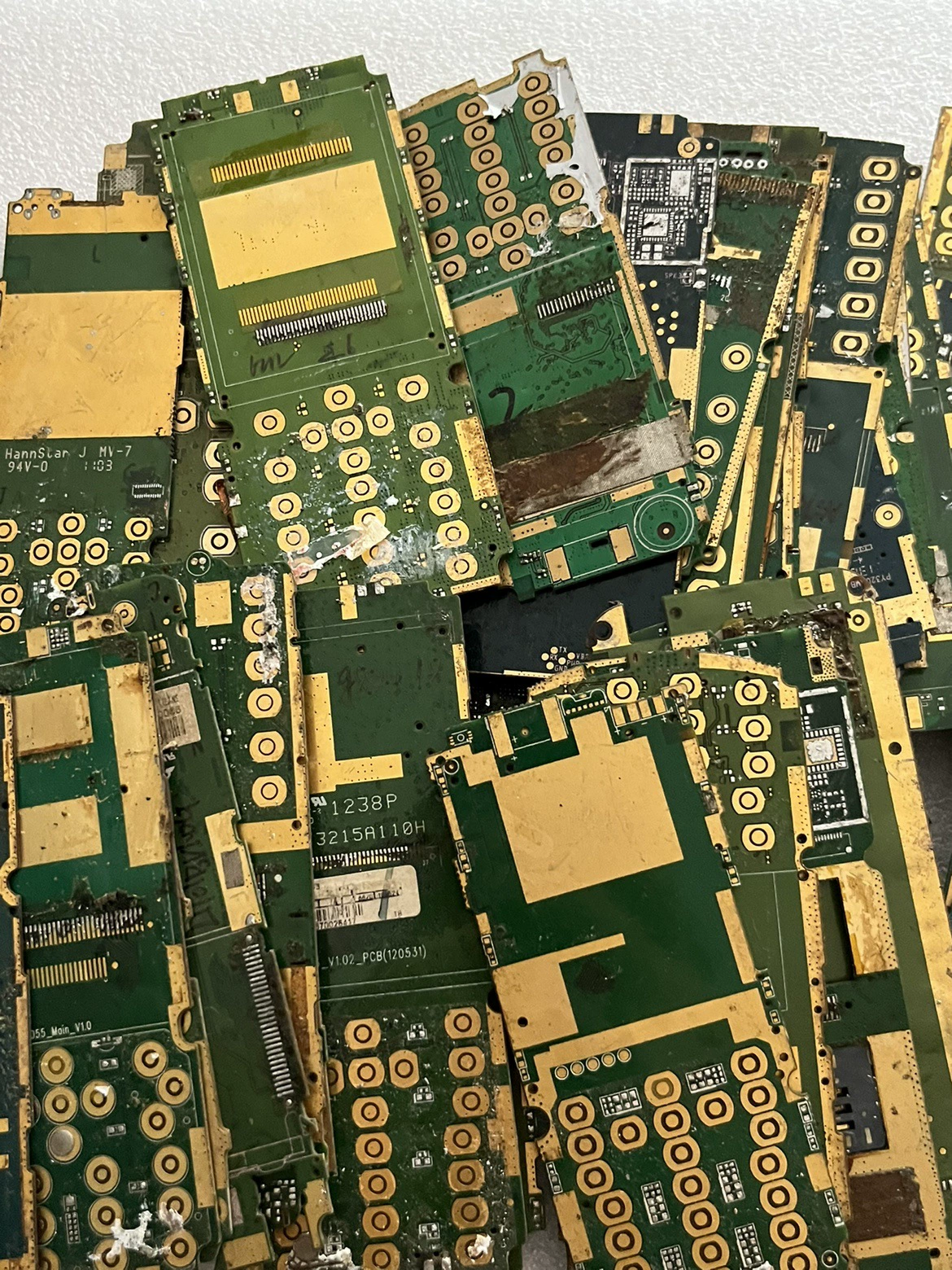 Извлечение золота из электронного золоченого лома материнских плат старых мобильных телефонов, старомодных материнских плат мобильных телефонов, золоченого лома, извлечение золота в печи