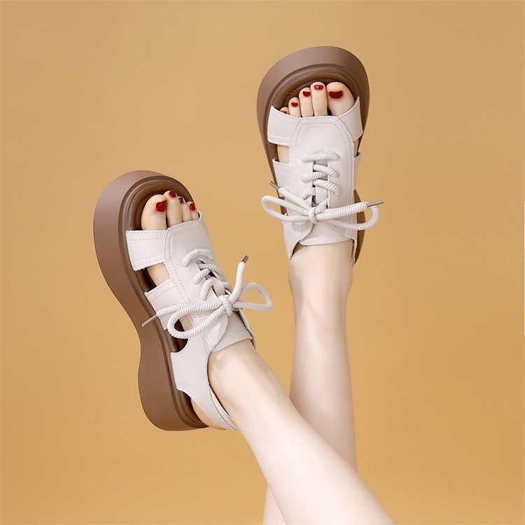 Sandalias de cordón de fondo grueso para mujeres de verano 2026 nuevo estilo con falda de moda versátil no cansarse pies ligeros antideslizantes
