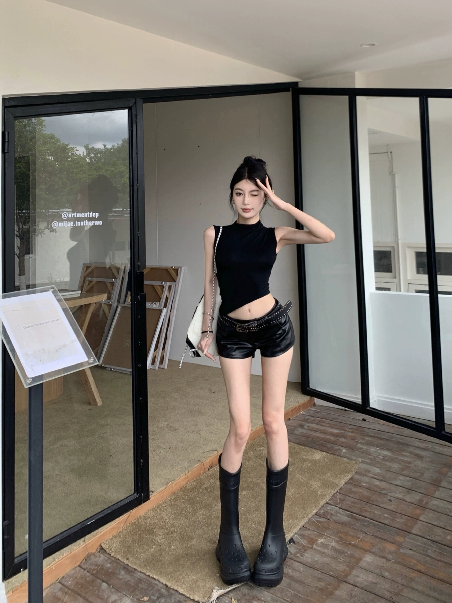 Модные черные повседневные утягивающие шорты с высокой талией для женщин летом, универсальные миниатюрные прямые широкие брюки.