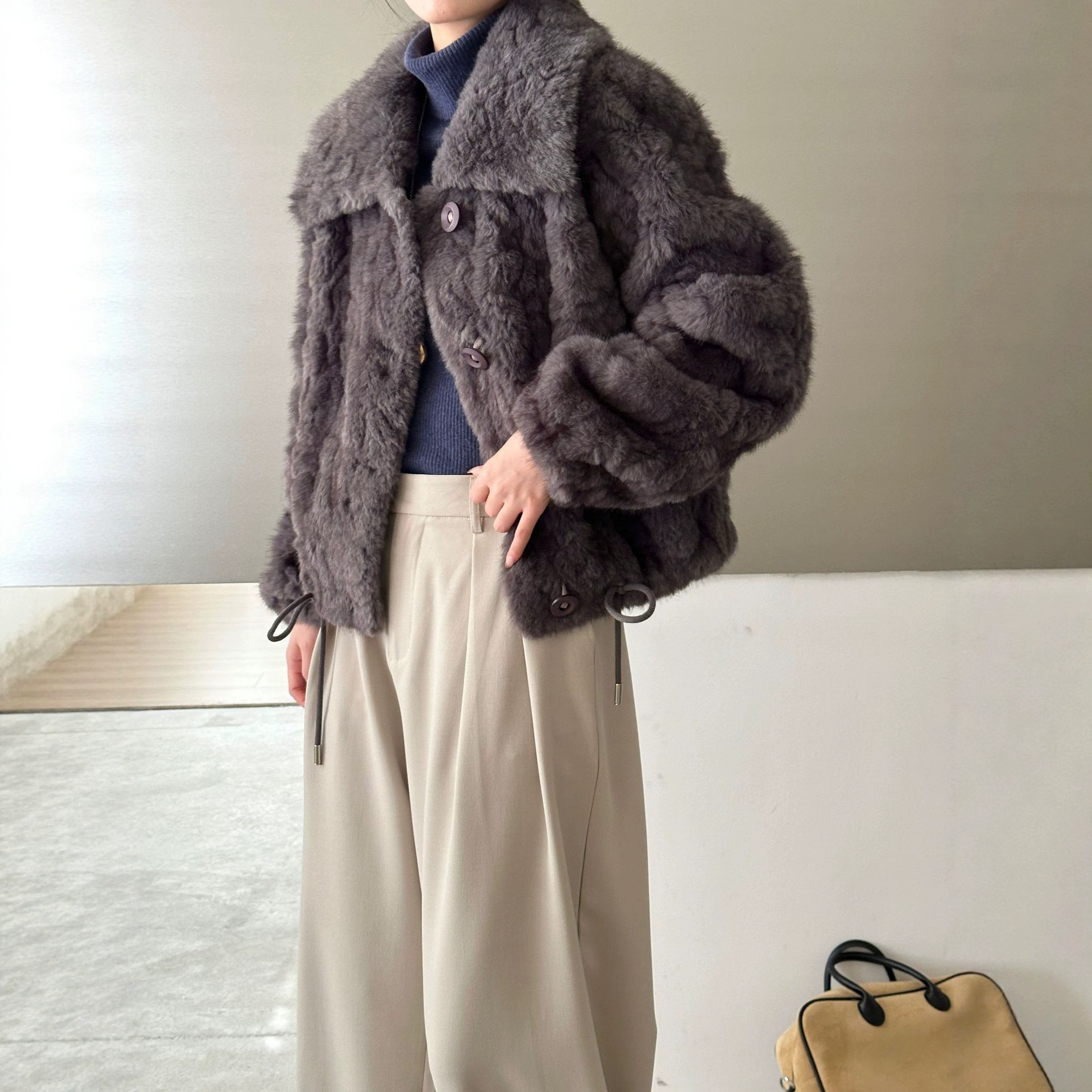 仿花狐貂仿皮草大翻领插肩袖长袖单排多扣抽绳收腰麂皮绒环保貂女