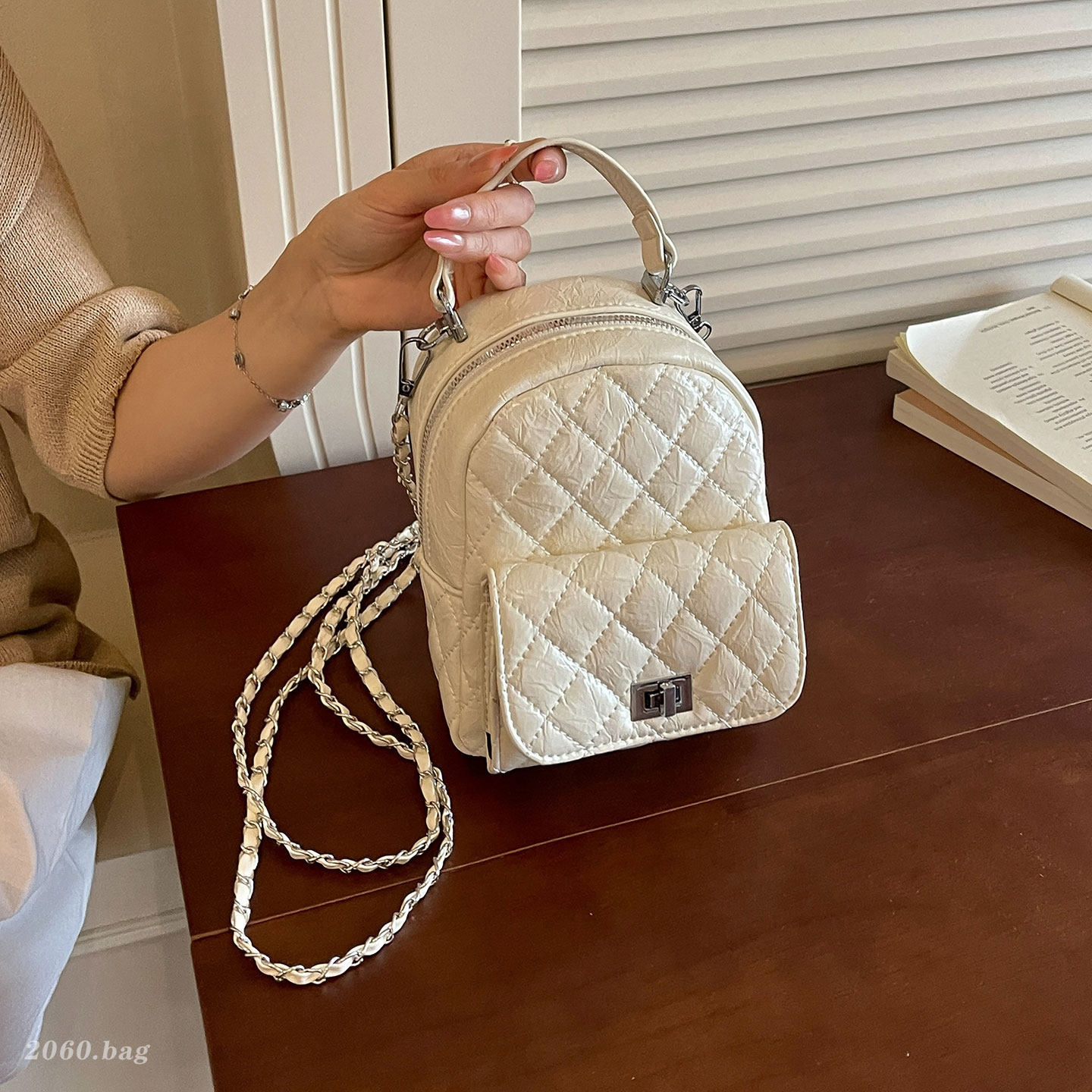 Bolsa de cadena de mochila, bolso pequeño, nuevo temperamento, estilo de ocio femenino, estilo de ocio femenino, 2026 universidad, viajes coreanos.