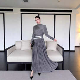 女装2026春夏季欧美风连衣裙时尚高领优雅纯色搭配金属扣连衣裙