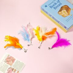 メーカーはカラーの羽を供給して猫の棒を笑わせます。