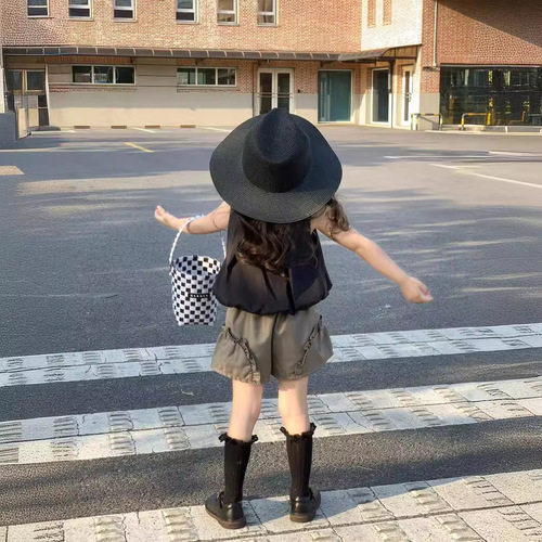 Korean children's summer fashion set stylish trendy black spaghetti strap top and shorts trendy influencer two-piece set