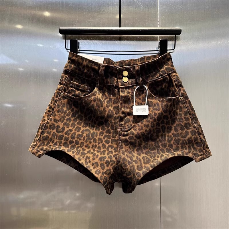 2026 Autumn New European and American Leopard Print High-Waisted Tight-Fitting Hot Girl Denim Shorts Wide-Leg Revealing Thighs Sexy Hot Pants 2026 Autumn New European and American Leopard Print High-Waisted Tight-Fitting Hot Girl Denim Shorts Wide-Leg Revealing Thighs Sexy Hot Pants