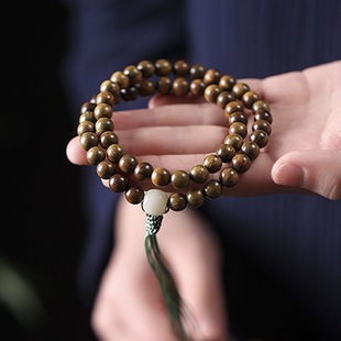 Straight to the Heart! Temperament Is One Step Ahead ~ Natural Sandalwood 108 Hand-Held Buddhist Beads Green Sandalwood Bracelet