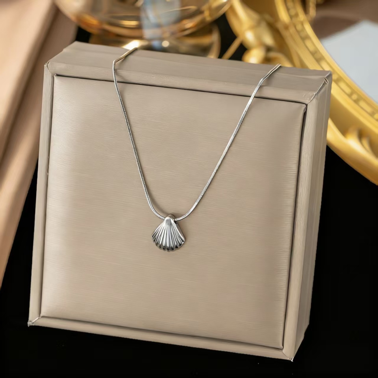 [collar de acero de titanio dorado + acero] collar de amor de nicho con cadena de clavícula avanzada en la moda de lujo ligero femenino