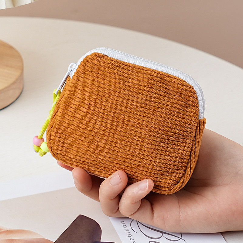 Bolsa de almacenamiento de pana marrón amarillenta.