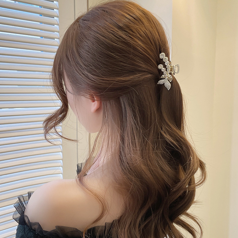 Clip pequeño de agarre de temperamento de cabello medio atado, clip de tiburón de diamantes de imitación de perlas de la parte posterior de la cabeza femenina 2024 nuevo clip de cola de caballo de alta calidad