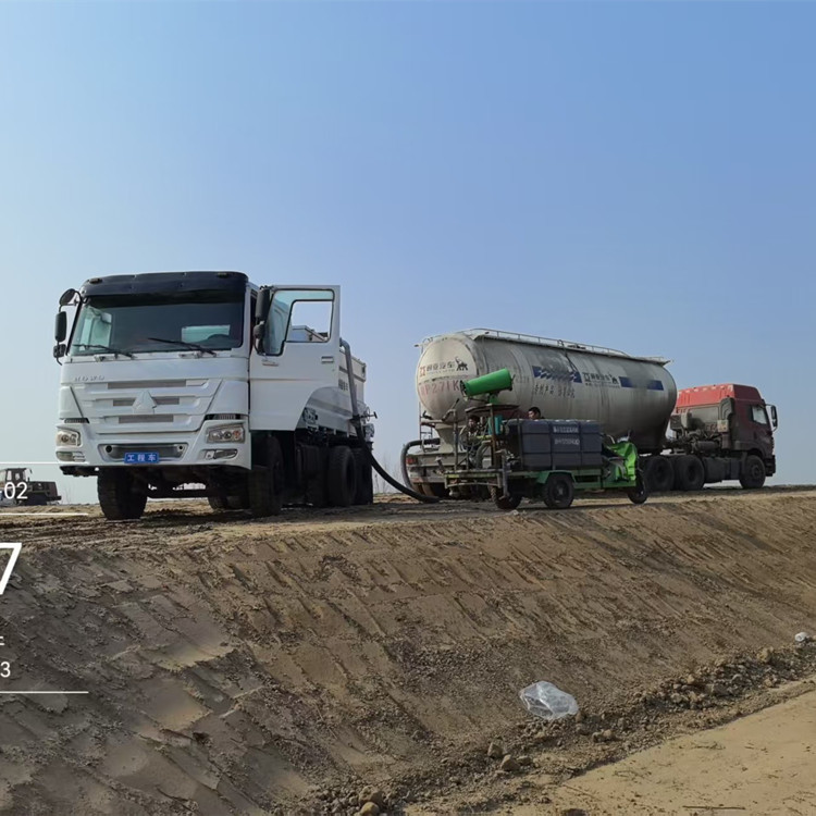 工地撒灰车 自走式灰料撒布机 多功能白灰水泥撒料机 摊铺机