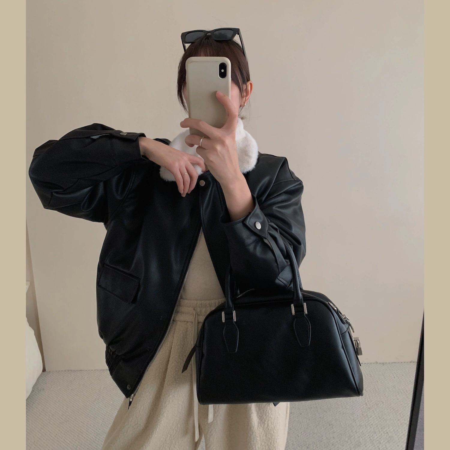 Корейская стильная зимняя теплая куртка из искусственной кожи с толстой подкладкой из искусственного меха, имитирующего мех кролика, с цветными блоками.