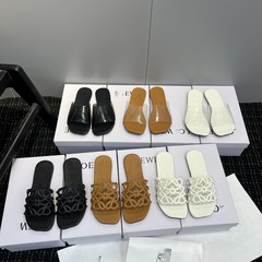 LO羅家春夏新商品の透かし彫りの本革編みのスリッパの外に一字を着て、足の指を露出しています。