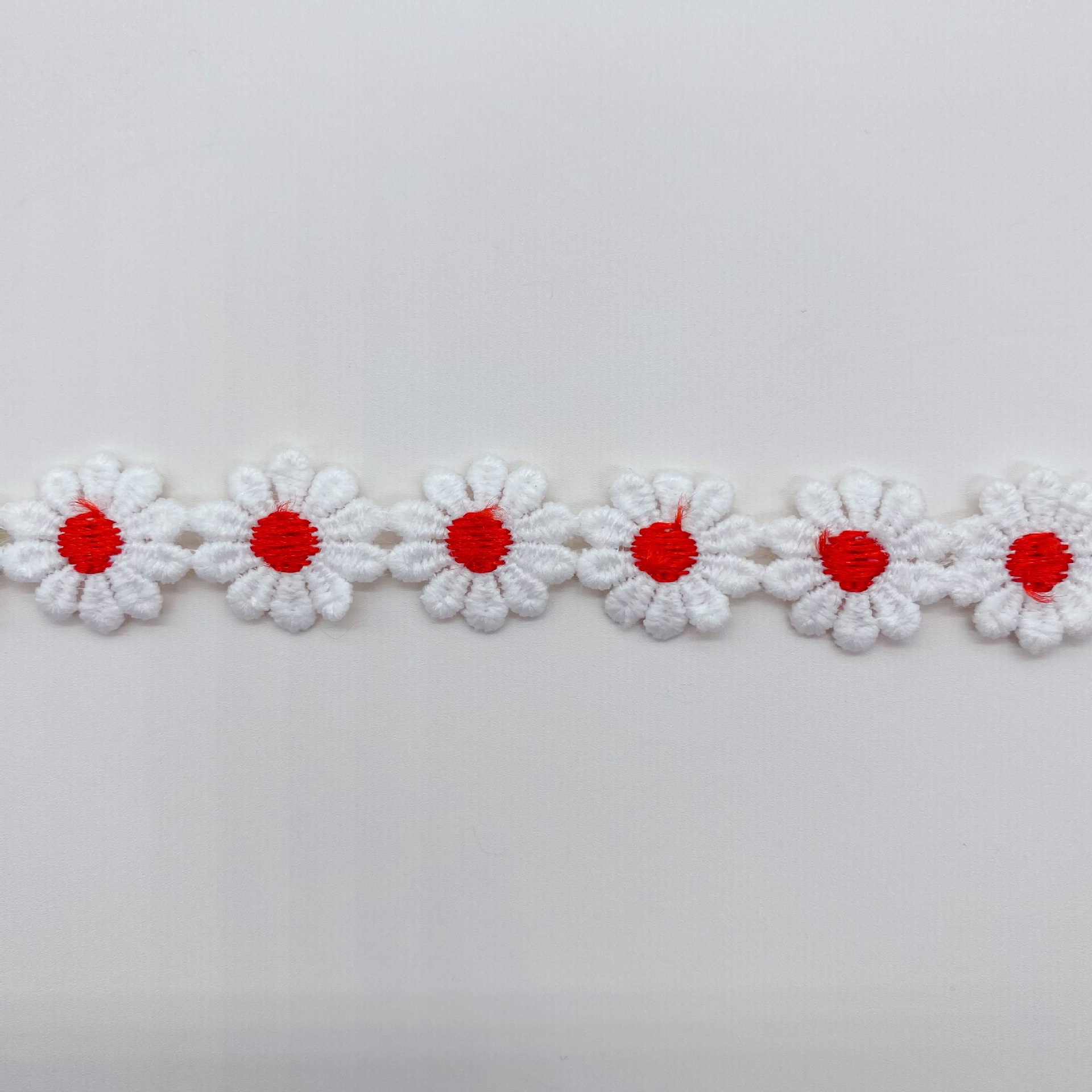 Dos colores de encaje Daisy código de barras Cadena de clavícula accesorios de joyería decorativos coloridos accesorios de ropa para niños encaje soluble en agua