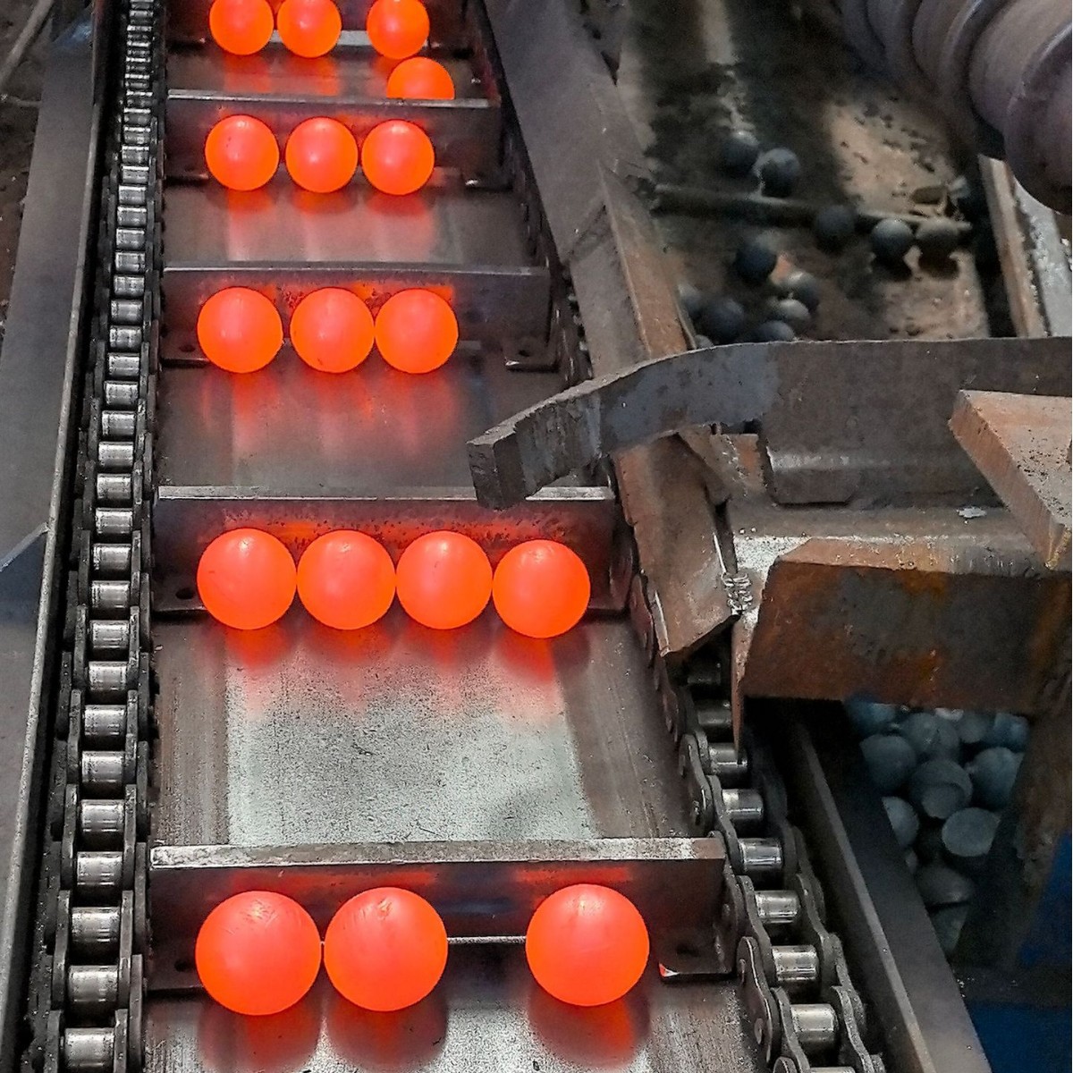 锻球75mm 研磨锻打钢球 矿山用高硬度耐磨铁球 钢球