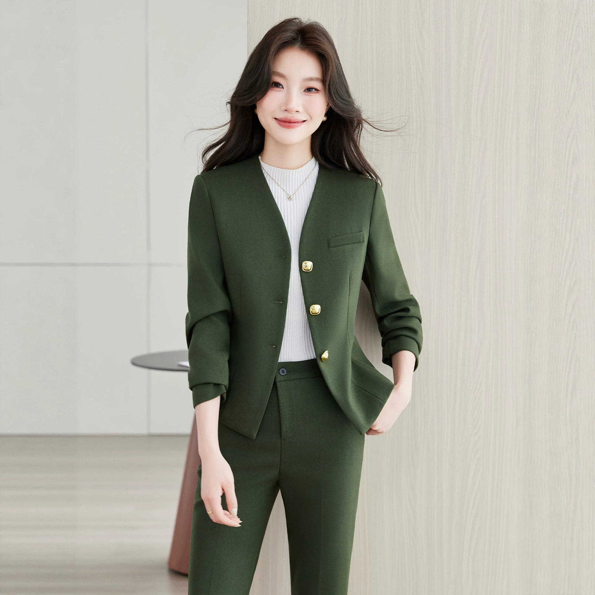 Elegant green French-style collarless suit set, thick and sophisticated for autumn, a complete formal suit for commuting.