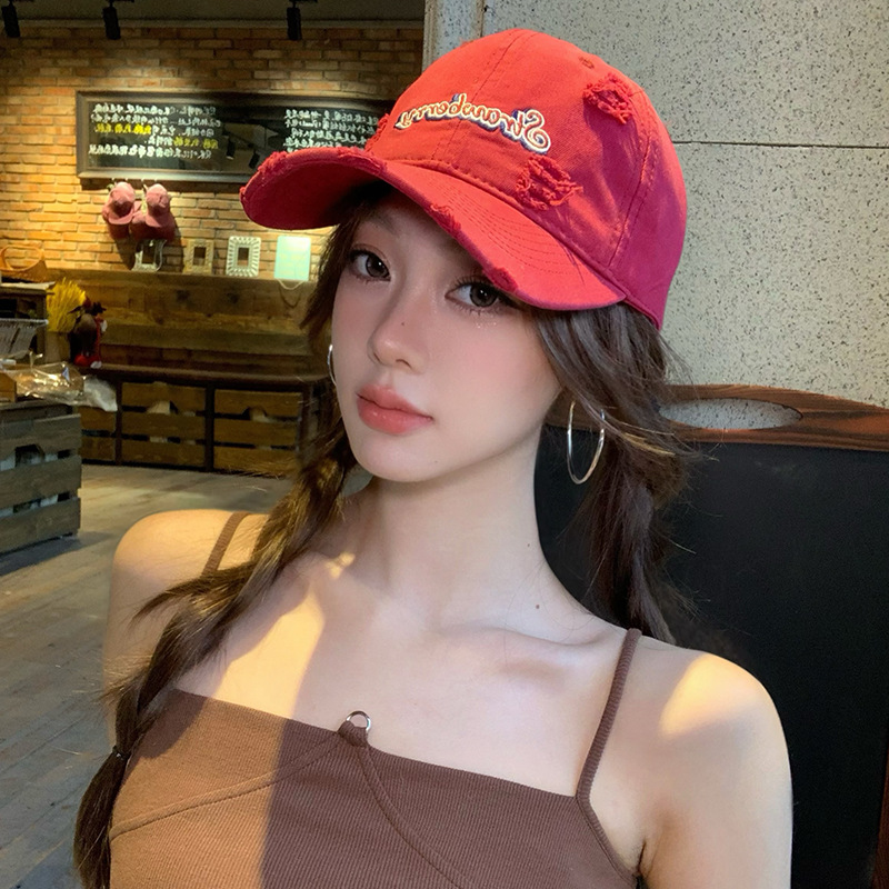 Carta roja bordada agujero gorra de béisbol mujer primavera 2025 nuevo aumento profundo gorra gor