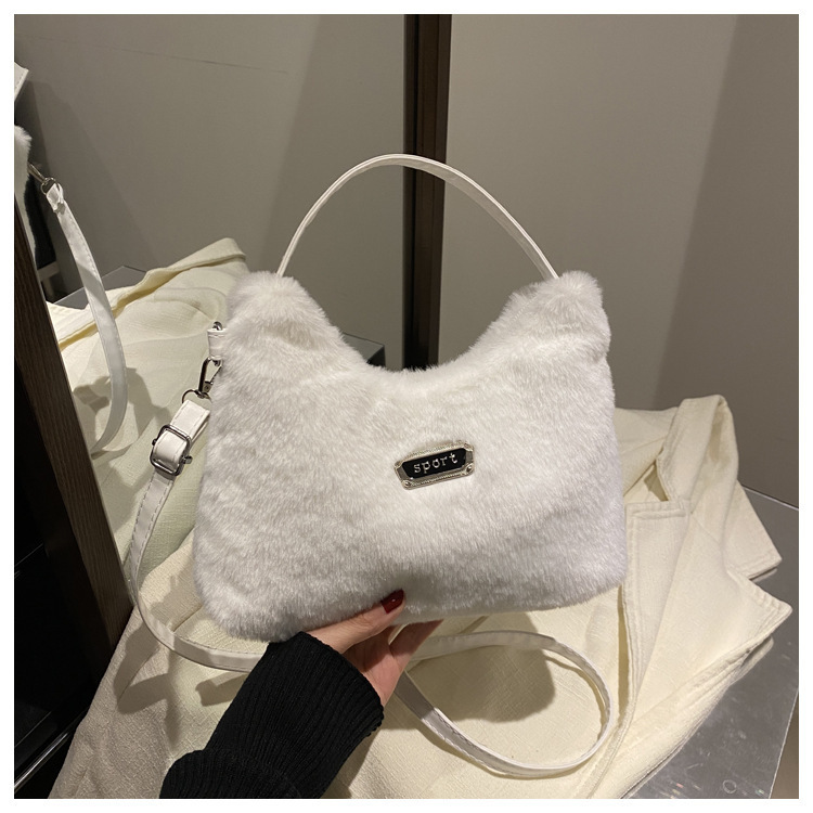 新しい秋冬のぬいぐるみはミンクの毛をまねてファッション的な洋気のペンダントの純色の大容量の斜め掛けの片肩のハンドバッグの女性の柔らかいです。|undefined