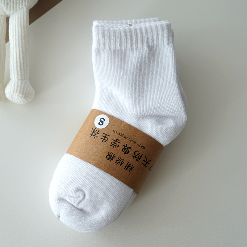 秋冬子供用の白い靴下を卸売りしています。
