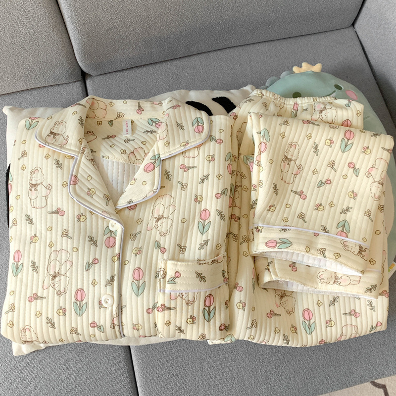 空気の綿のパジャマの女性の長袖の秋冬のタイプのサンドイッチの厚いスーツの日本の花のカーディガンの家庭服の春秋